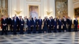 나토 정상회의 참석을 위해 스페인 마드리드를 방문한 각 국 정상들이 28일 왕실만찬에 앞서 기념촬영을 하고 있다.