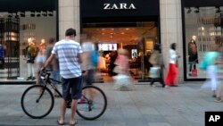 Salah satu toko ritel pakaian Zara di Barcelona, Spanyol (foto: dok). 