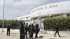 Des gendarmes sénégalais se tiennent devant le palais de justice de Dakar le 10 novembre 2021, jour où Bartehelemy Dias, un farouche opposant au gouvernement sénégalais, devait comparaître devant le tribunal, à Dakar au Sénégal. AFP / Seyllou