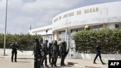 Des gendarmes sénégalais se tiennent devant le palais de justice de Dakar le 10 novembre 2021, jour où Bartehelemy Dias, un farouche opposant au gouvernement sénégalais, devait comparaître devant le tribunal, à Dakar au Sénégal. AFP / Seyllou