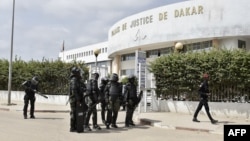 Des gendarmes sénégalais devant le palais de justice de Dakar le 10 novembre 2021. 
