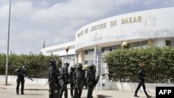 Des gendarmes sénégalais se tiennent devant le palais de justice de Dakar le 10 novembre 2021, jour où Bartehelemy Dias, un farouche opposant au gouvernement sénégalais, devait comparaître devant le tribunal, à Dakar au Sénégal. (Photo par SEYLLOU / AFP)