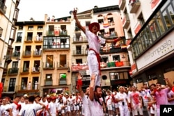 Gente celebrando mientras espera al Chupinazo, el lanzamiento de un cohete que da inicio a las fiestas de San Fermín, en Pamplona, España, el 6 de julio de 2022. Foto AP.