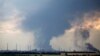 우크라이나 동부 리시찬스크 시내 석유 정제 시설에서 지난달 23일 폭격 직후 짙은 연기가 피어오르고 있다. (자료사진)