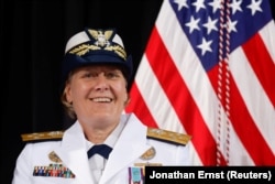 Laksamana Linda Fagan saat ia menghadiri upacara pergantian komando untuk dilantik sebagai Komandan Penjaga Pantai AS, menjadikannya wanita pertama yang memimpin cabang militer AS, di markas Penjaga Pantai di Washington, AS 1 Juni 2022. (Foto: REUTERS)
