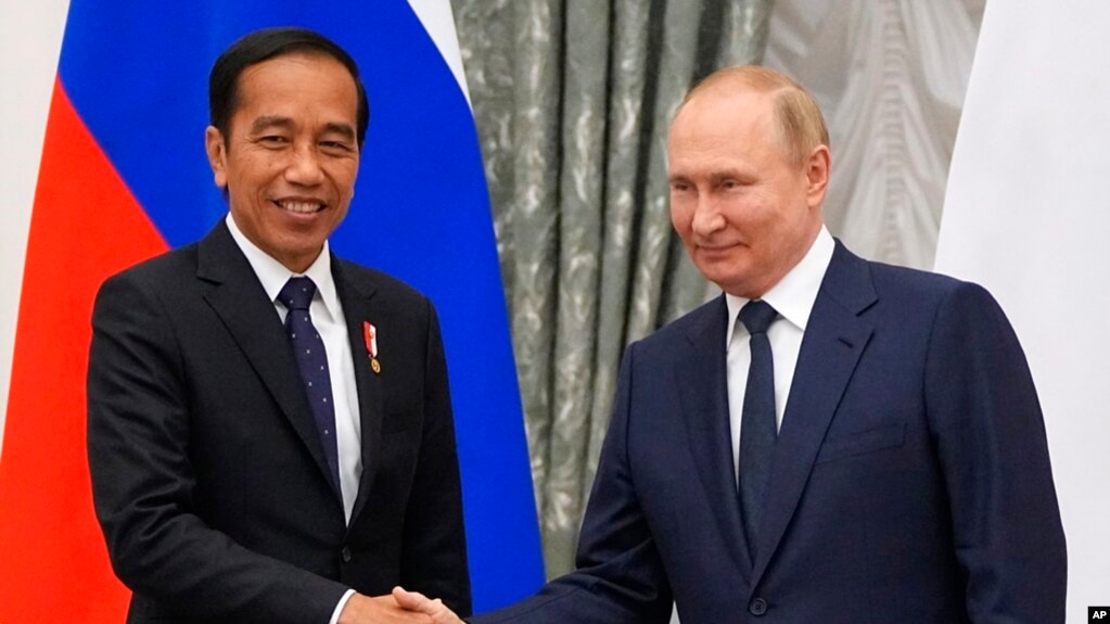 조코 위도도(조코위·왼쪽) 인도네시아 대통령과 블라디미르 푸틴 러시아 대통령이 30일 모스크바에서 회동하고 있다. 