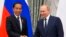 Presiden Rusia Vladimir Putin, kanan, dan Presiden Joko Widodo berjabat tangan setelah konferensi pers bersama usai pertemuan di Kremlin di Moskow, 30 Juni 2022. (Foto: AP)