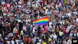 Orang-orang yang bersuka ria berpartisipasi dalam parade tahunan Madrid Pride di Madrid, Spanyol, Sabtu, 9 Juli 2022. (Foto: AP/Paul White)