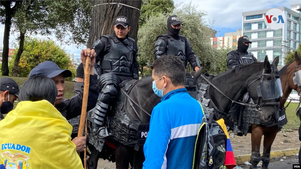 Tres policías hablan amenamente con indígenas, pese a las tensiones registradas los días anteriores.&nbsp;En medio del diálogo, un predicador se acercó y solicitó a las presentes que lo escucharan mientras oraba por mejores días para el país.