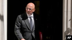 ARCHIVO - El secretario de Estado para la Educación de Gran Bretaña, Nadhim Zahawi, sale de una reunión de gabinete en Londres, el 7 de junio de 2022. Johnson nombró a Zahawi, de 55 años, para dirigir el Tesoro después de la renuncia de Sunak el martes 5 de julio. Apenas dos días después, Zawahi se unió a los llamados públicos para que Johnson renunciara. (Foto AP/Kirsty Wigglesworth, archivo)