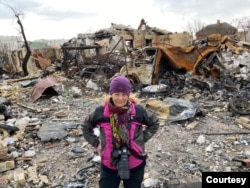 Freelance photojournalist Paula Bronstein, pictured in Bucha, Ukraine. (Photo by Carol Guzy)