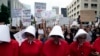 Активистки, одетые в униформу героинь сериала «Рассказ служанки», вышли на акцию протеста в связи с решением Верховного суда, Денвер, Колорадо, 27 июня 2022 года