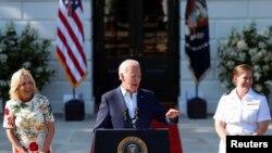 Presiden AS Joe Biden menyampaikan pidato dalam peringatan Hari Kemederkaan dalam sebuah acara di Gedung Putih, Washington, pada 4 Juli 2022. (Foto: Reuters/Tom Brenner)