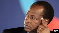 Dans cette photo d'archive prise le 27 novembre 2004, le président Blaise Compaoré du Burkina Faso, lors d'une conférence de presse à l'issue du Sommet de la Francophonie à Ouagadougou.