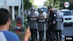 Police prevent journalistic coverage during the raid on the house of the opposition Cristiana Chamorro in 2021. Archive photo, VOA