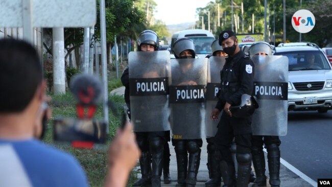 Policías impiden cobertura periodística durante el allanamiento a la casa de la opositora Cristiana Chamorro en 2021. Foto archivo, VOA
