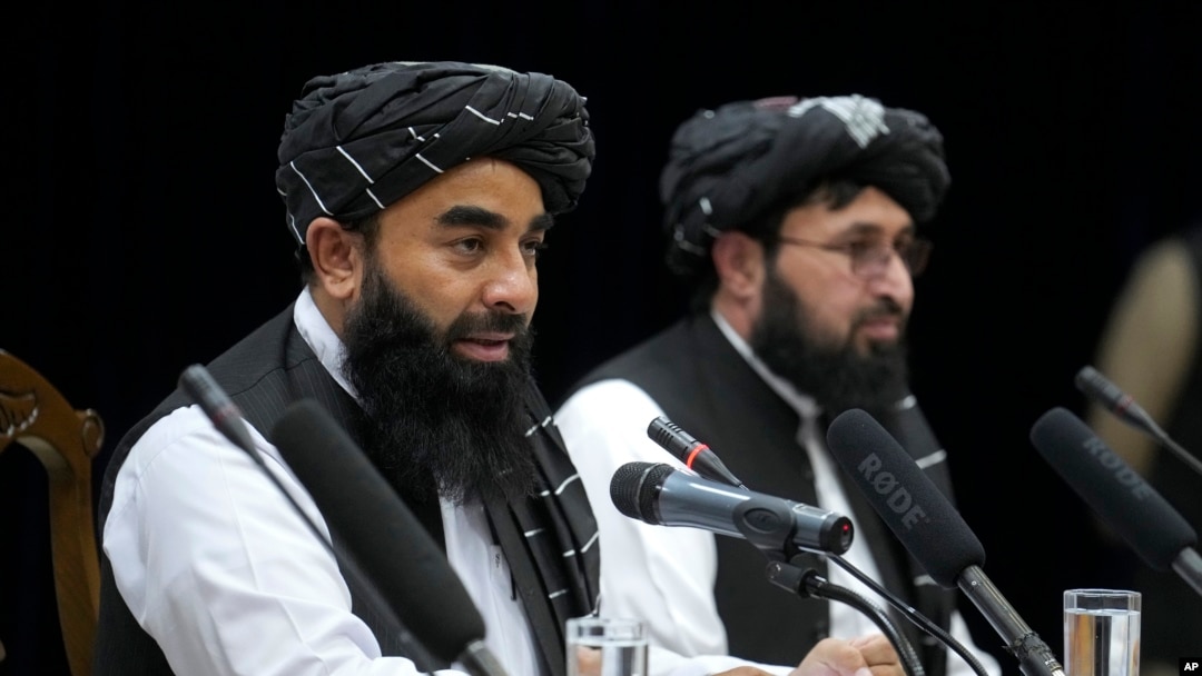 Zabiullah Mujahid, kiri, juru bicara pemerintah Taliban, berbicara dalam konferensi pers di Kabul, Afghanistan, 30 Juni 2022. (Foto: AP)