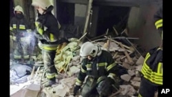 En esta foto proporcionada por el Servicio de Emergencia de Ucrania, los socorristas trabajan en un edificio residencial dañado en Odesa, Ucrania, el 1 de julio de 2022, luego de los ataques con misiles rusos.