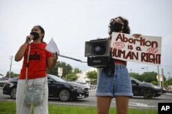 지난달 25일 미국 플로리다주에서 임신 중절 권리 보장 요구 시위가 벌어지고 있다. (자료사진)