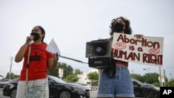 Protest pristalica prava na abortus na Floridi (Foto: Jefferee Woo/Tampa Bay Times via AP)