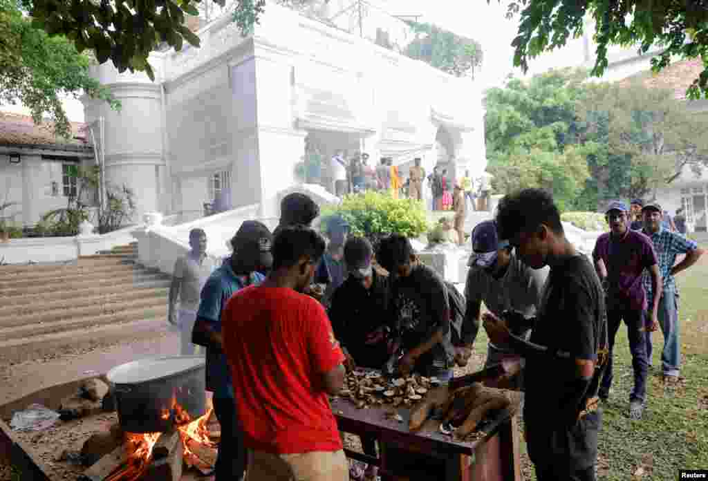 La gente cocina en el jardín de la residencia del Primer Ministro.&nbsp;