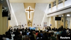 香港一個天主教教堂內舉行彌撒。 （路透社照片，2022年5月24日）