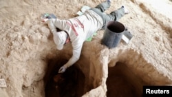 ARCHIVO - Un arqueólogo trabaja en una tumba de la cultura Inca, en Huaca de las Abejas, en México, en julio de 2018.