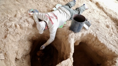 ARCHIVO - Un arqueólogo trabaja en una tumba de la cultura Inca, en Huaca de las Abejas, en México, en julio de 2018.