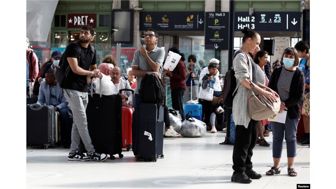 Para calon penumpang menunggu kereta mereka saat berlangsungnya pemogokan nasional oleh pekerja perusahaan kereta api milik negara Prancis SNCF, di stasiun kereta Gare de Lyon di Paris, Prancis, 6 Juli 2022. (REUTERS/Benoit Tessier)