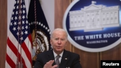 El presidente de EE. UU., Joe Biden, habla mientras organiza el Foro de las principales economías sobre energía y cambio climático