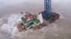 香港政府飞行队拍摄的遭遇台风“暹芭”而沉没前的“福景001”号浮吊船。（2022年7月2日）