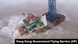香港政府飛行隊拍攝的遭遇颱風“暹芭”而沈沒前的“福景001”號浮吊船。（2022年7月2日）