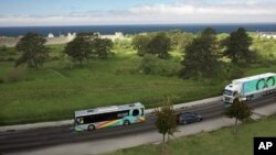 Electreon berhasil mendemonstrasikan pengoperasian Sistem Jalan Listrik dalam skala besar menggunakan e-truck 40 ton dan e-bus penumpang komersial. (Foto: Bussiness Wire/AP)