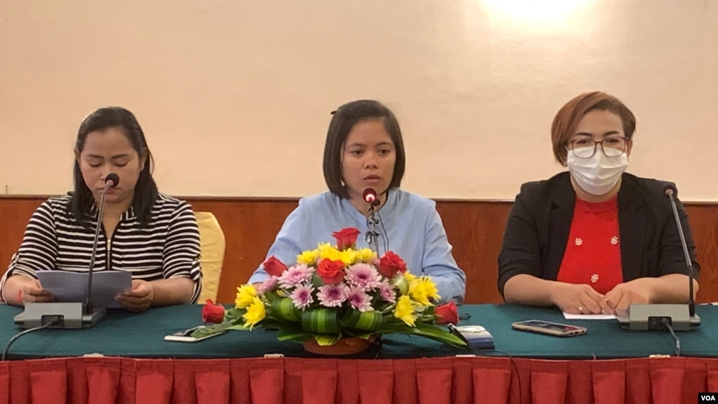 រូបឯកសារ៖ កញ្ញា ឈឹម ស៊ីថរ (កណ្តាល) និងមេដឹកនាំសហជីពណាហ្គាវើលដ៍២នាក់ផ្សេងទៀត ធ្វើសន្និសីទសារព័ត៌មានមួយស្តីពីបច្ចុប្បន្នភាពនៃការដោះស្រាយវិវាទការងារនិងការបន្តធ្វើទុក្ខបុកម្នេញលើកូដករក្រុមហ៊ុនណាហ្គាវើលដ៏ នៅសណ្ឋាគារកាំបូឌីយ៉ាណា ថ្ងៃទី១៧ ខែមិថុនា ឆ្នាំ២០២២។