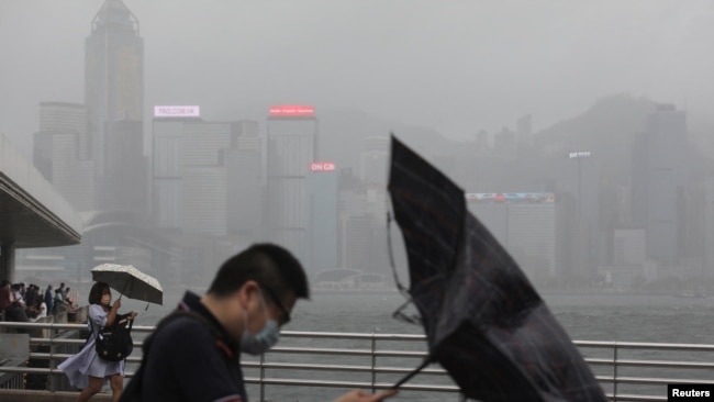 1일 홍콩 시내에 태풍 영향으로 강한 비바람이 몰아치고 있다. (자료사진)
