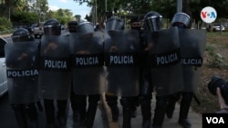 Policías impiden cobertura periodística durante el allanamiento a la casa de la opositora Cristiana Chamorro en 2021. [Foto archivo, VOA]