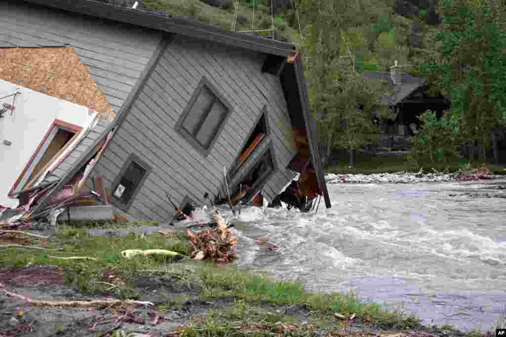 Las autoridades dijeron que más de 100 casas en la pequeña ciudad se inundaron cuando las lluvias torrenciales inundaron las vías fluviales en la región de Yellowstone.