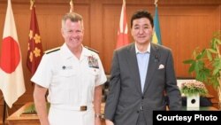 일본 방위성은24일 홈페이지에서 기시 노부오 일본 방위상이 사무엘 파파로 미 태평양함대사령관의 예방을 받았다며 사진을 공개했습니다.  