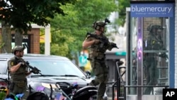 Petugas kepolisian melakukan pencarian terhadap pelaku penembakan di parade Hari Kemerdekaan AS di Highland Park, Chicago, Illinois, pada 4 Juli 2022. (Foto: AP/Nam Y. Huh)