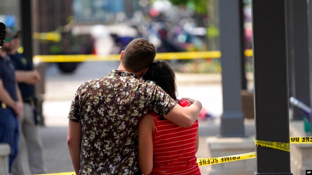 一对新婚夫妇望着伊利诺伊州芝加哥附近海兰帕克枪击惨案的现场。(2022年7月5日)(photo:VOA)