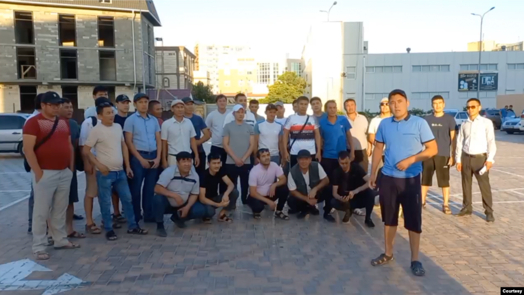 Qoraqalpoq yoshlari vatani bilan bog'liq qonunlar o'zgarmasin, deya undamoqda. 1-iyul kuni Telegramdagi Makan.uz kanalida chiqqan videolardan biridan olingan tasvir. 