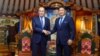 Presiden Mongolia Ukhnaa Khurelsukh (kanan) berjabat tangan dengan Menteri Luar Negeri Rusia Sergei Lavrov di Ulaanbaatar, Mongolia 5 Juli 2022. (Kementerian Luar Negeri Rusia/Handout via REUTERS)