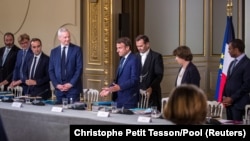 Le président français Emmanuel Macron (au centre) assiste à la première réunion du cabinet avec les nouveaux ministres au palais de l'Élysée à Paris, en France, le 4 juillet 2022. 