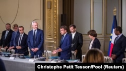 Presiden Prancis Emmanuel Macron tiba untuk menghadiri rapat kabinet pertama dengan para menteri baru di Istana Elysee di Paris, Prancis 4 Juli 2022. (Foto: via Reuters)