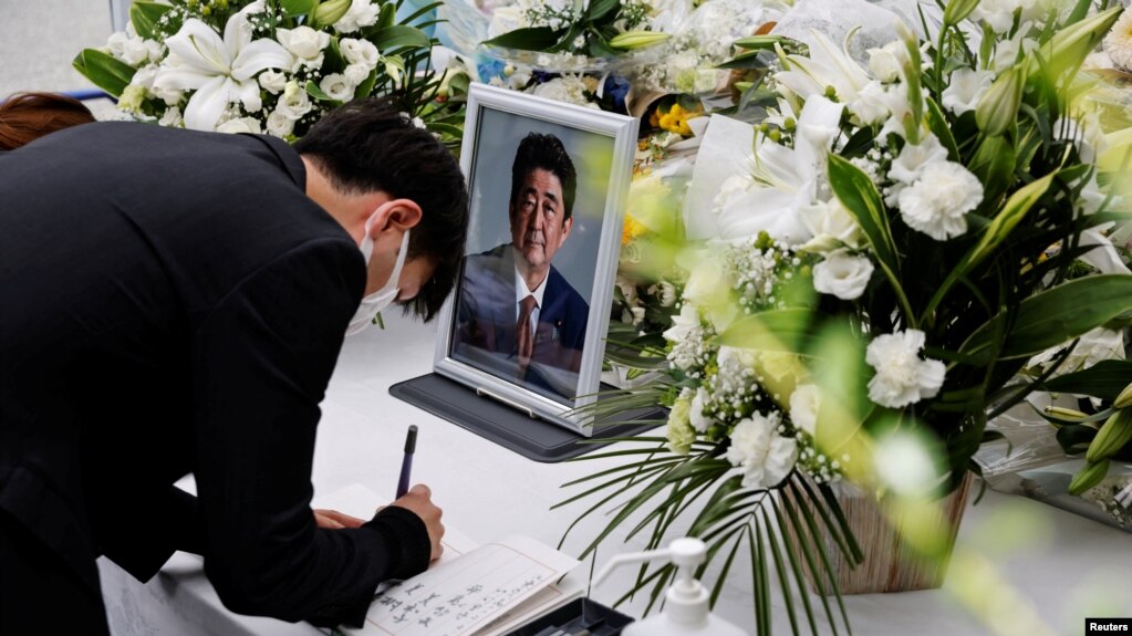 日本民众2022年7月11日继续吊念遇刺身亡的前首相安倍晋三。（路透社）(photo:VOA)