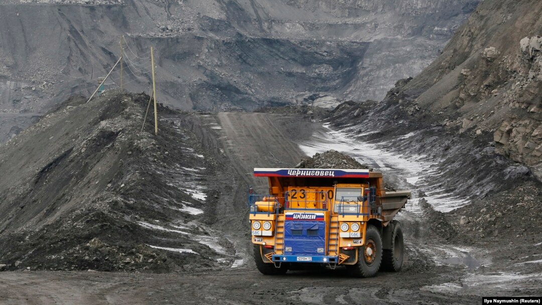 Truk mengangkut batu bara di tambang terbuka Chernigovsky, di luar kota Beryozovsky, wilayah Kemerovo, Siberia, Rusia, 4 April 2016. (Foto: Reuters)