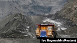 Truk mengangkut batu bara di tambang terbuka Chernigovsky, di luar kota Beryozovsky, wilayah Kemerovo, Siberia, Rusia, 4 April 2016. (Foto: Reuters)