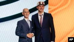 Nikola Jović rukuje se sa komesarom NBA, Adamom Silverom, nakon što je izabran kao 27. od Majami Hita na NBA draftu, 23. juna 2022, u Njujorku.