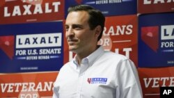 ARCHIVO - El candidato republicano al Senado por Nevada Adam Laxalt espera a hablar en un evento de campaña el 11 de junio de 2022 en Las Vegas. (AP Foto/John Locher)