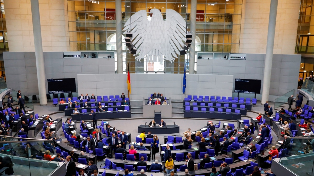 Der deutsche Gesetzgeber stimmt der NATO-Erweiterung zu